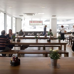 Ristorante Riverfront Londra – sala con ospiti